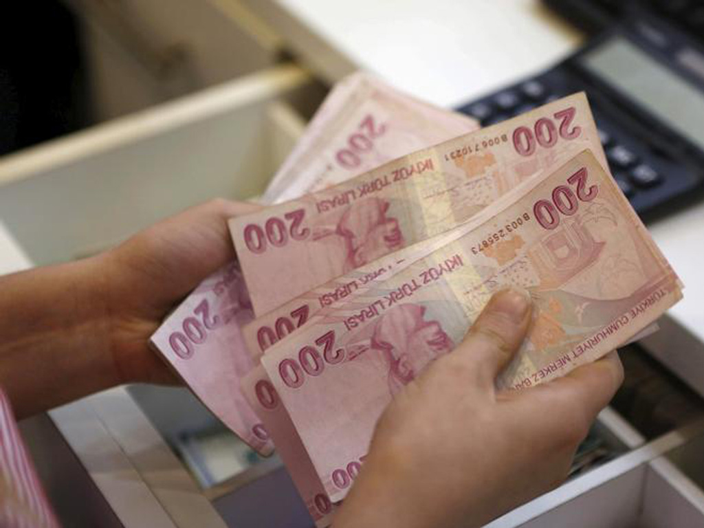 Tiền lira của Thổ Nhĩ Kỳ. Các nhà kinh tế Nga cho rằng Thổ Nhĩ Kỳ mất nhiều hơn được khi bị Nga áp cấm vận kinh tế - Ảnh: Reuters