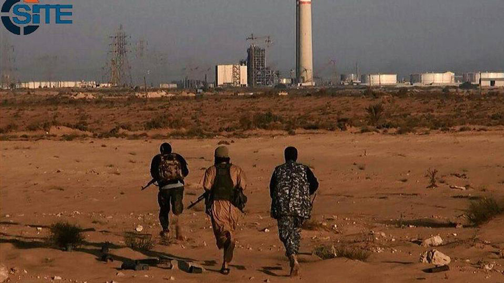 Chiến binh IS gần nhà máy điện ở Sirte, Libya; ảnh do tổ chức SITE cung cấp ngày 9.6.2015 - Ảnh: AFP
