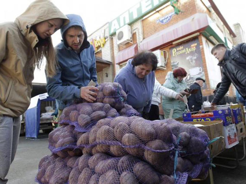 Chợ rau quả cuối tuần ở Stavropol, miền nam Nga, ngày  14.3.2015. Ai Cập đang muốn thay thế Thổ Nhĩ Kỳ trong việc cung ứng hàng nông sản sang Nga - Ảnh: Reuters