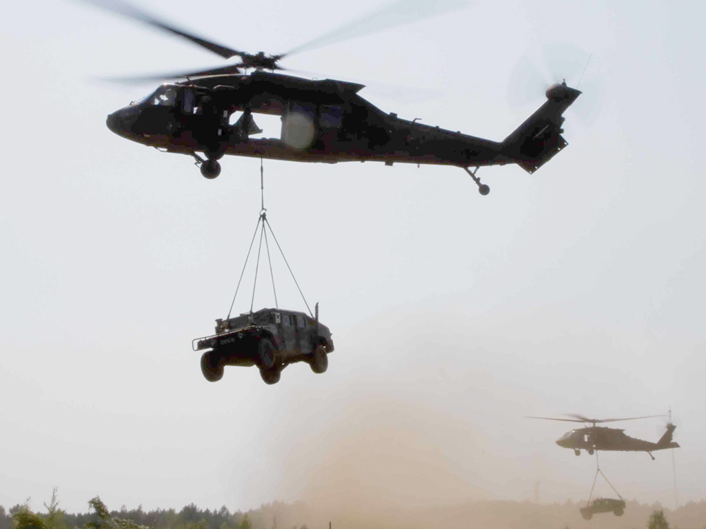 Trực thăng UH-60M Blackhawk của quân đội Mỹ vận chuyển xe Hummer trong cuộc tập trận ở Lithuania ngày 11.8.2015 - Ảnh: Bộ Quốc phòng Mỹ