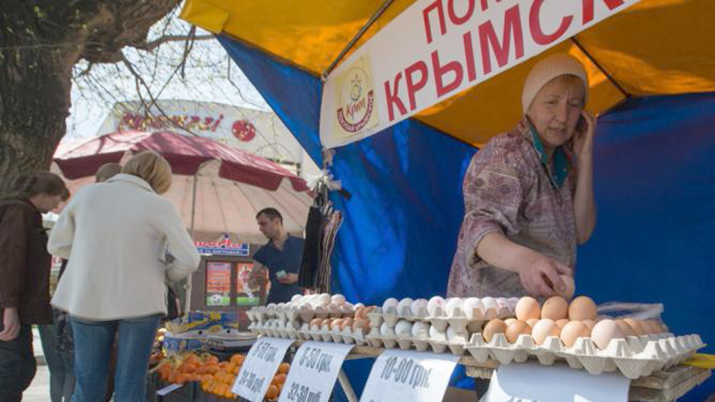 Một khu chợ trời ở Simferopol, Crimea. Thổ Nhĩ Kỳ vừa qua hưởng lợi khi thay thế Ukraine xuất khẩu hàng hóa vào thị trường này - Ảnh: AFP