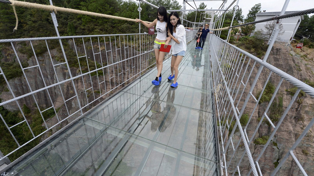 Cây cầu bằng kính này không dành cho người yếu tim - Ảnh: Reuters