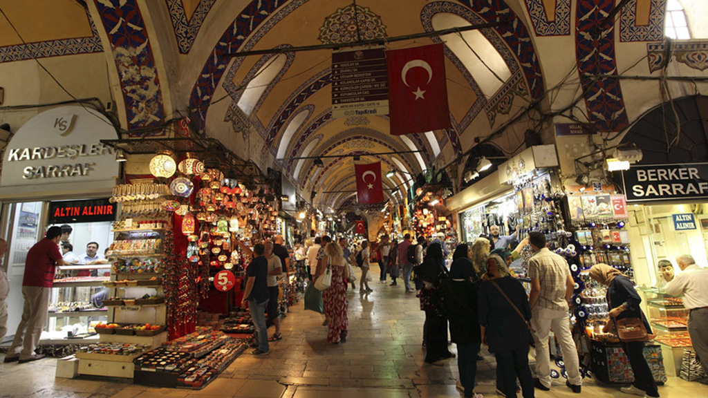 Du khách tại khu nữ trang ở chợ Grand Bazaar, Istanbul, Thổ Nhĩ Kỳ - Ảnh: Reuters