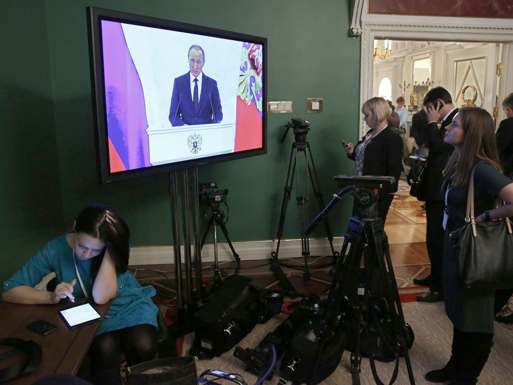Các nhà báo nghe thông điệp liên bang của Tổng thống Putin trên truyền hình, ngày 3.12 - Ảnh: EPA