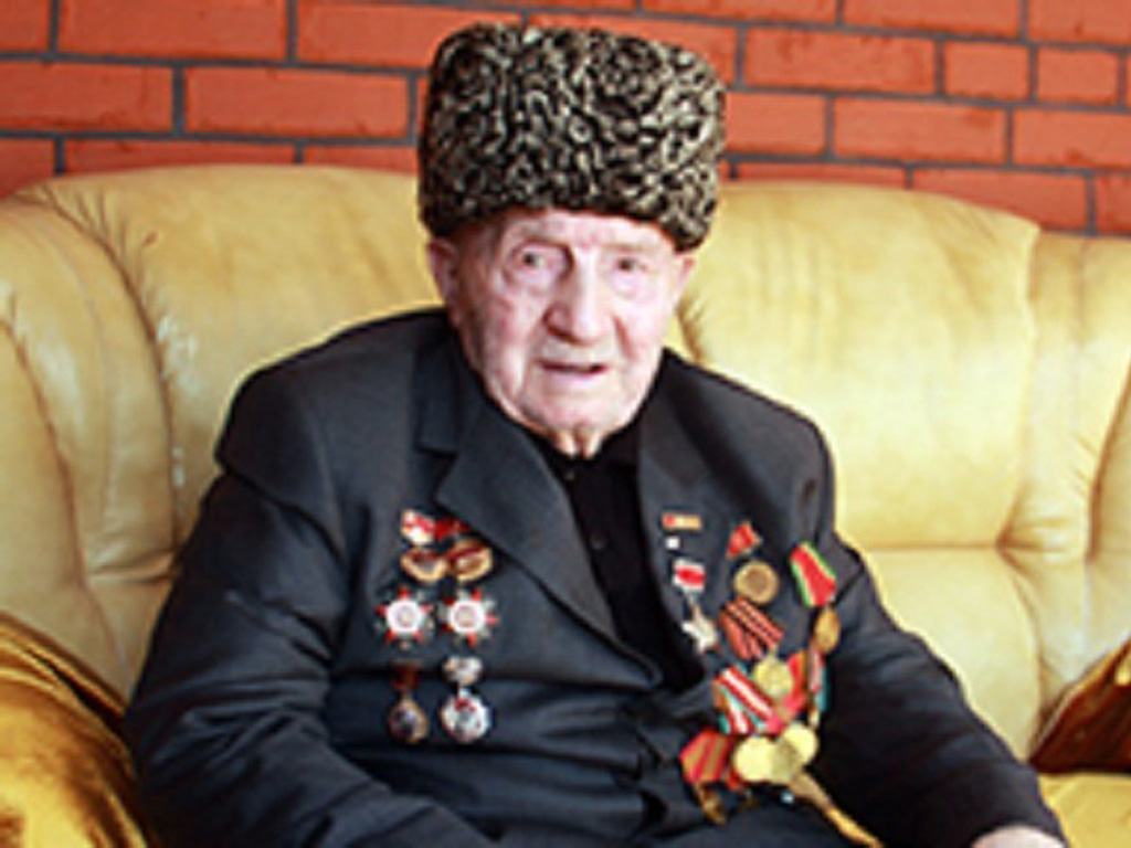 Cụ ông Akhmat Khasiev, anh hùng Liên Xô thời chiến tranh Vệ quốc, vẫn chưa biết tin cháu mình bị IS hành quyết - Ảnh: KP