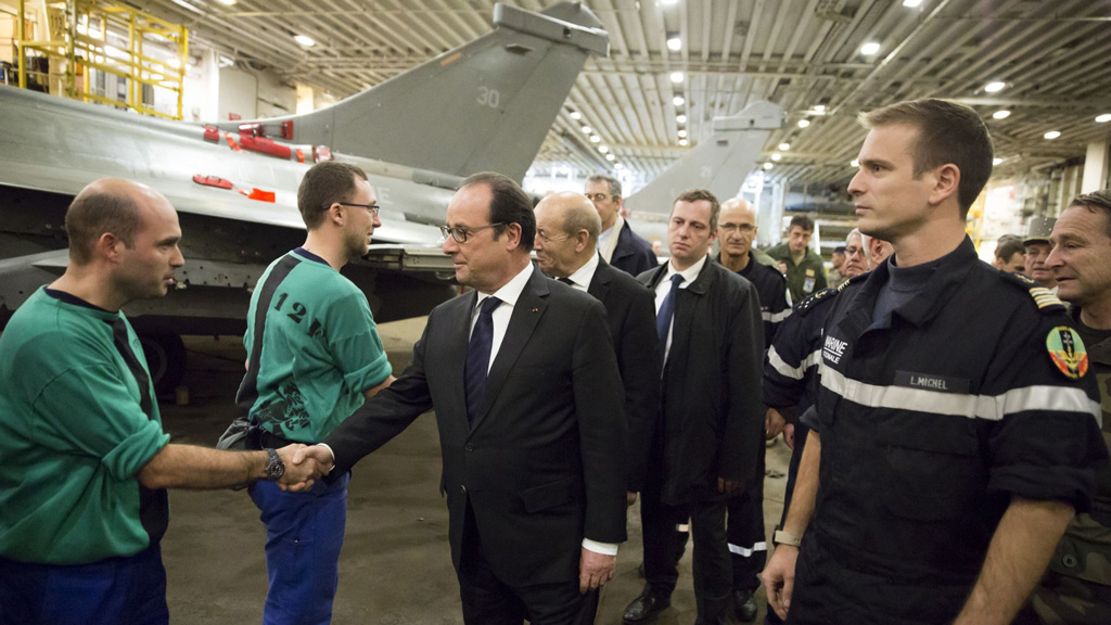 Tổng thống Pháp Francois Hollande thăm tàu sân bay Charles de Gaulle vào ngày 4.12 - Ảnh: AFP