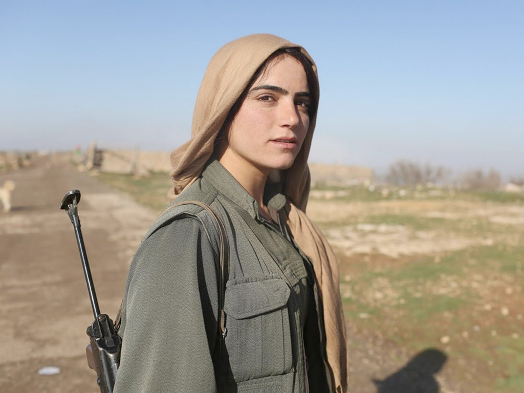 Nữ binh người Kurd được đánh giá là thiện chiến hơn nữ binh IS, ngay cả lính IS là nam cũng phải kiêng dè - Ảnh: Reuters
