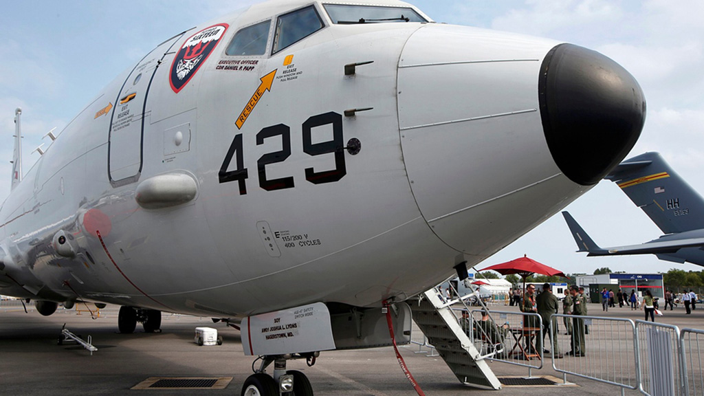 Một máy bay trinh sát săn ngầm P-8 Poseidon của Hải quân Mỹ tại Triển lãm hàng không Singapore ngày 11.2.2014. Mỹ và Singapore ngày 8.12.2015 đã ký Hiệp định hợp tác quốc phòng song phương, trong đó có việc bố trí máy bay P-8 Poseidon để bay trinh sát Biển Đông - Ảnh: Reuters