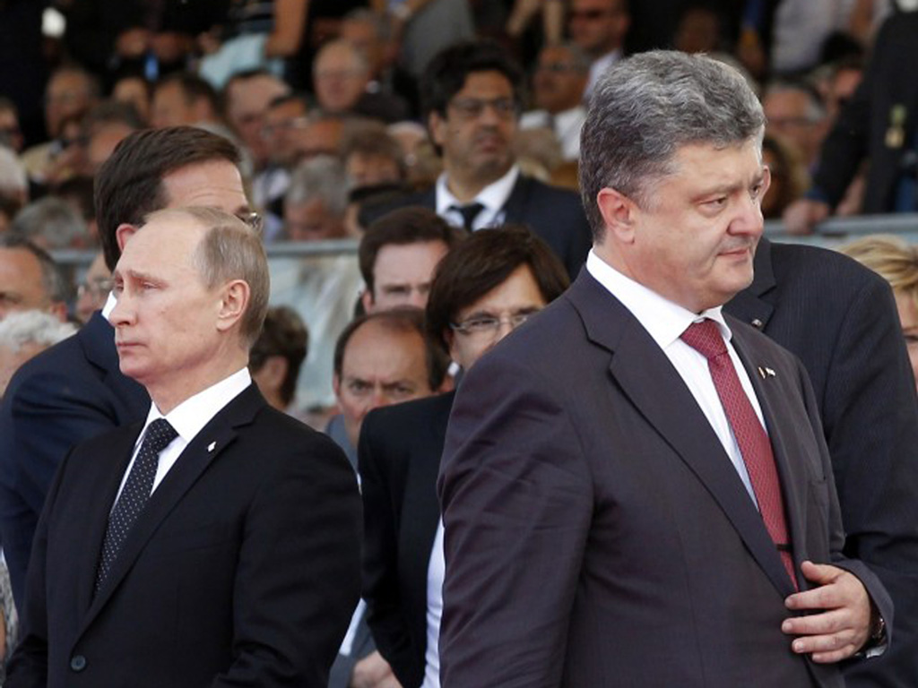 Tổng thống Nga Vladimir Putin và Tổng thống Ukraine Petro Poroshenko tại hội nghị thượng đỉnh về khí hậu vừa qua ơ Paris, Pháp - Ảnh: AFP