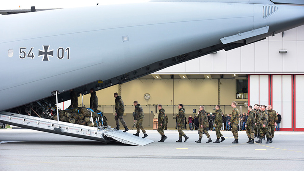 Lính Đức lên máy bay chuẩn bị tác chiến. Đức đang phải đối mặt với nguy cơ khủng bố từ những kẻ Hồi giáo cực đoan tại nước này - Ảnh: Reuters