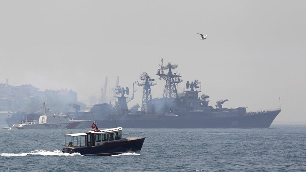 Khu trục hạm Smetlivy của Nga đi qua eo biển Bosphorus ở Istanbul, Thổ Nhĩ Kỳ tháng 7.2012 - Ảnh: Reuters