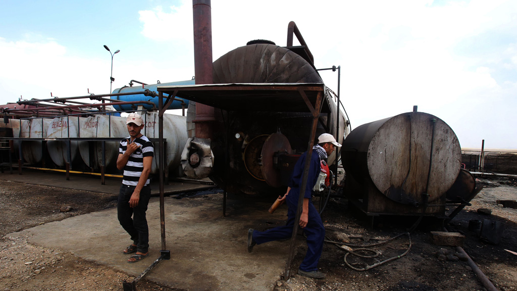 Một cơ sở khai thác dầu ở Hasakeh, phía bắc Syria. Phiến quân IS tuy chiếm nhiều cơ sở dầu mỏ của Syria nhưng bị không kích thiệt hại nặng, đang chuyển sang kiếm tiền bằng thu thuế, cướp bóc - Ảnh: AFP