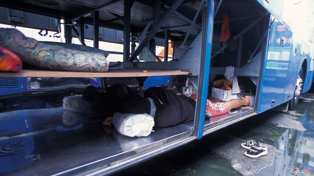 Một số nạn nhân của bọn buôn người được phát hiện trên xe buýt ở bến xe buýt Mo Chit, Bangkok, Thái Lan - Ảnh: UNICEF