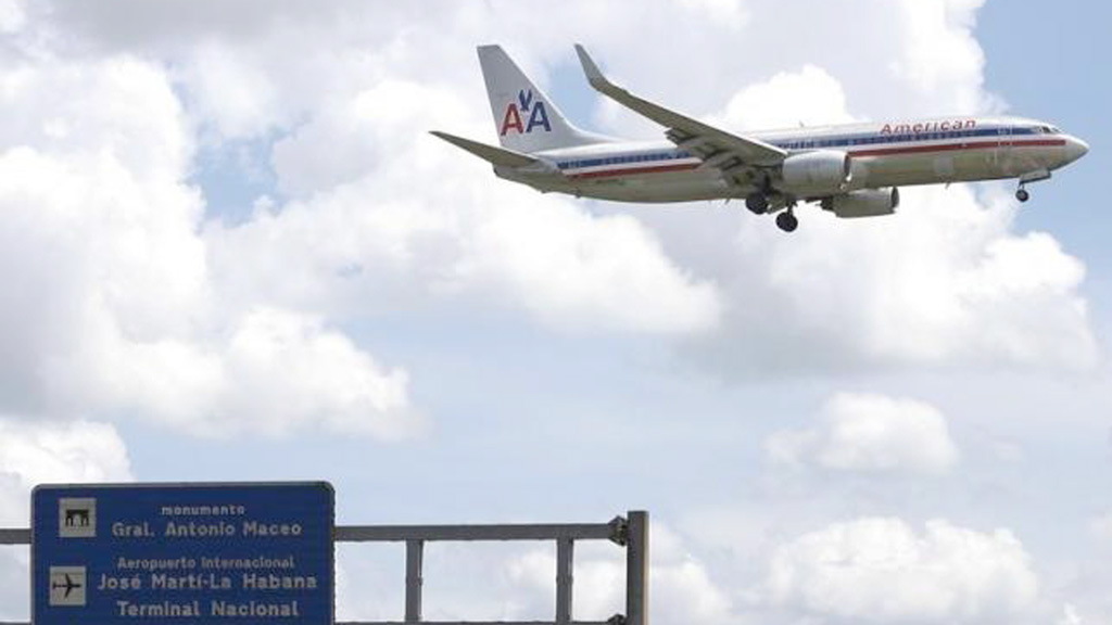 Mỹ và Cuba đã đạt thoả thuận nối lại các chuyến bay thương mại thường xuyên. Trong ảnh là máy bay American Airlines hạ cánh xuống Havana, Cuba ngày 19.9.2015 - Ảnh: Reuters