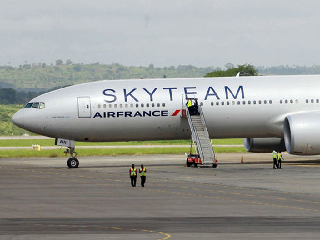 Vật thể lạ trên chiếc máy bay Boeing 777 này của Air France không phải là bom như phía Kenya loan báo - Ảnh: Reuters