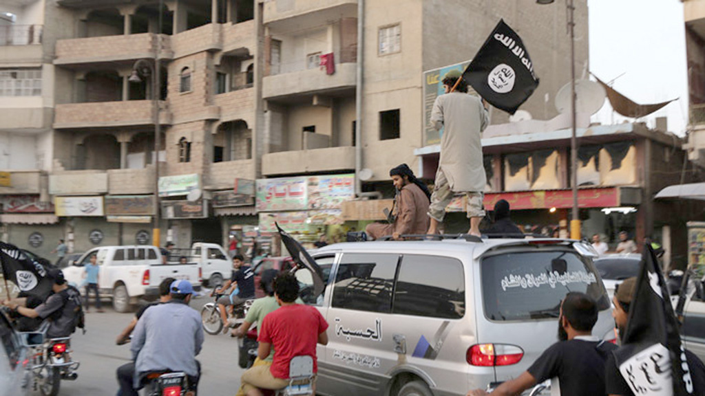 Thành viên IS trên đường phố Raqqa, Syria - Ảnh: Reuters