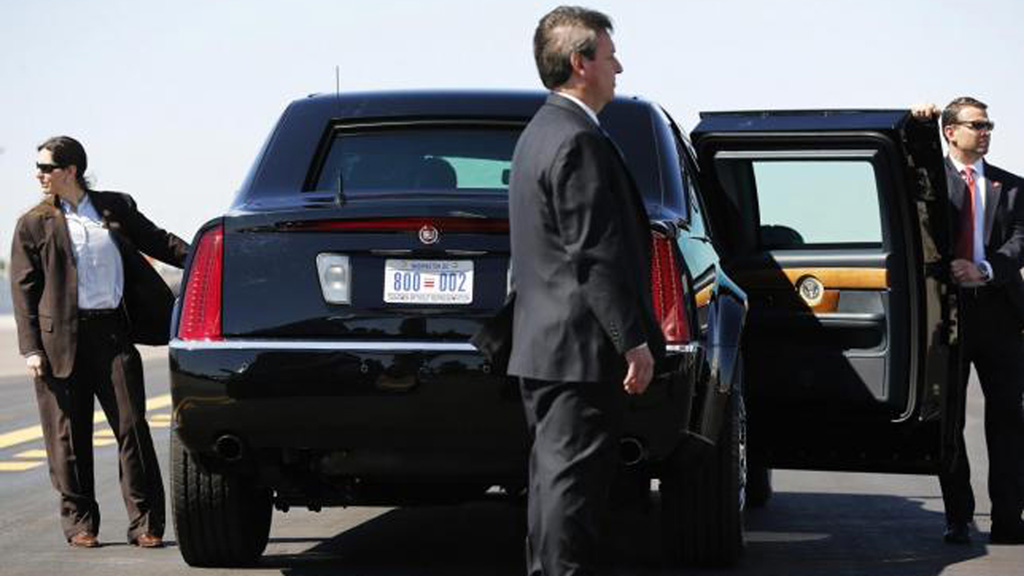 Cận vệ chờ Tổng thống Obama tại sân bay Phoenix, bang Arizona khi ông dến nơi này tháng 3.2015 - Ảnh: Reuters