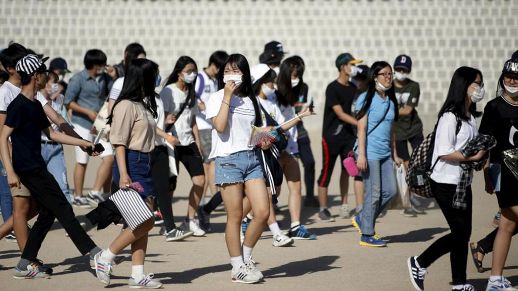 Sinh viên Hàn Quốc mang khẩu trang khi đi trên đường phố Seoul tháng 6.2015 lúc đang cao điểm dịch MERS - Ảnh: Reuters