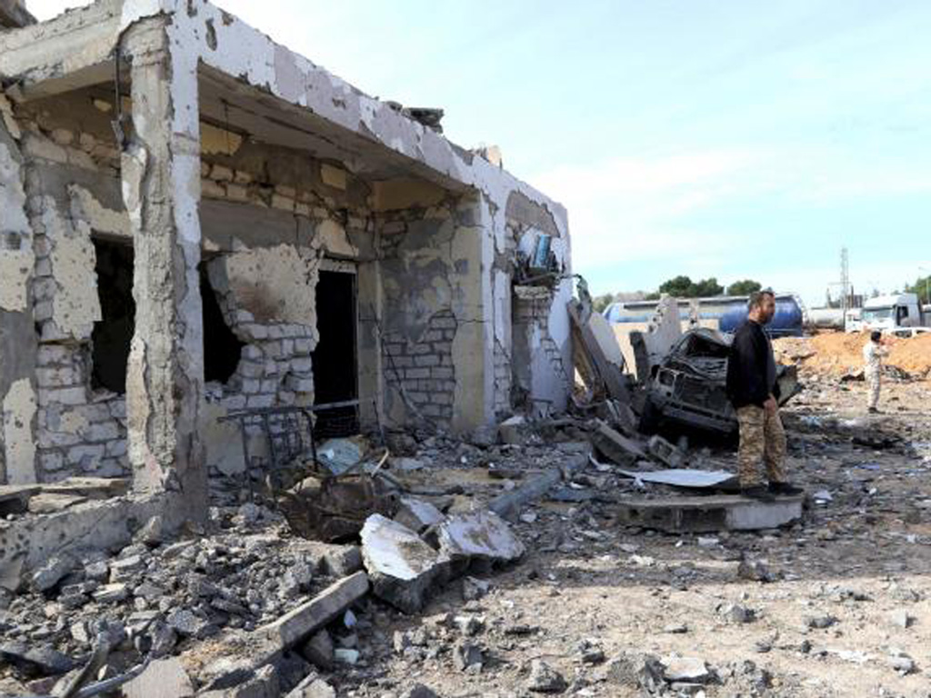 Một vụ nổ tại điểm kiểm soát ở Mislattah gần Khoms, trên con đường ven biển nối Tripoli và Misrata, Libya ngày 24.11.2015 - Ảnh: Reuters
