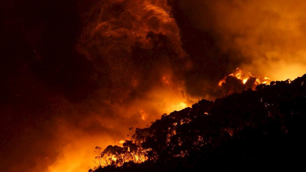 Cháy rừng dữ dội ở thành phố Wye River (phía nam Melbourne) ngày 25.12.2015 - Ảnh: Reuters