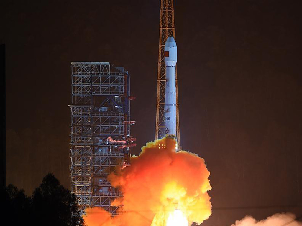 Tên lửa Trường Chinh-3B xuất phát, đưa vệ tinh viễn thám Gaofen-4 lên không gian, sáng 29.12.2015 - Ảnh: Tân Hoa Xã