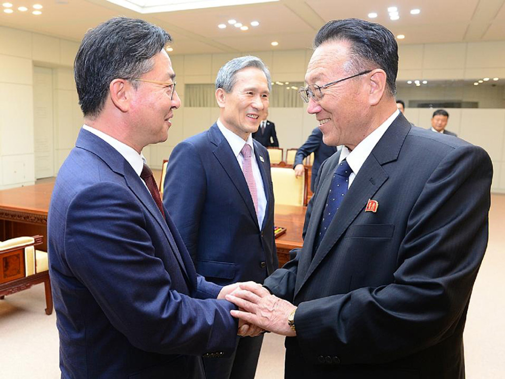 Ông Kim Yang-gon (phải) và ông Hong Yong-Pyo tại làng Bàn Môn Điếm ở khu phi quân sự Triều Tiên – Hàn Quốc ngày 25.8.2015 - Ảnh: AFP