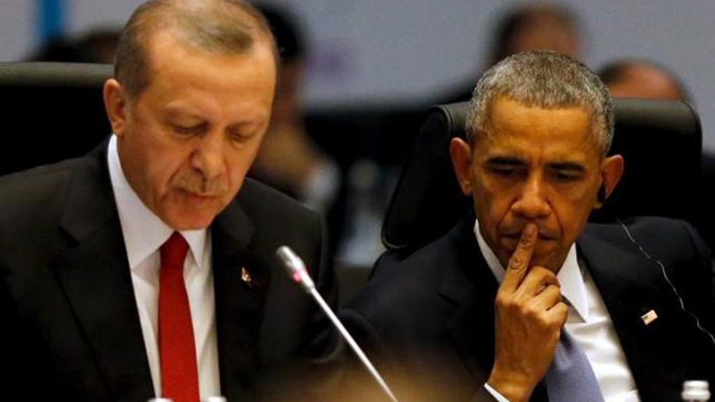 Tổng thống Mỹ Barack Obama nghe Tổng thống Thổ Nhĩ Kỳ Recep Tayyip Erdogan phát biểu tại thượng đỉnh G-20 ở Antalya, Thổ Nhĩ Kỳ ngày 15.11.2015 - Ảnh: Reuters
