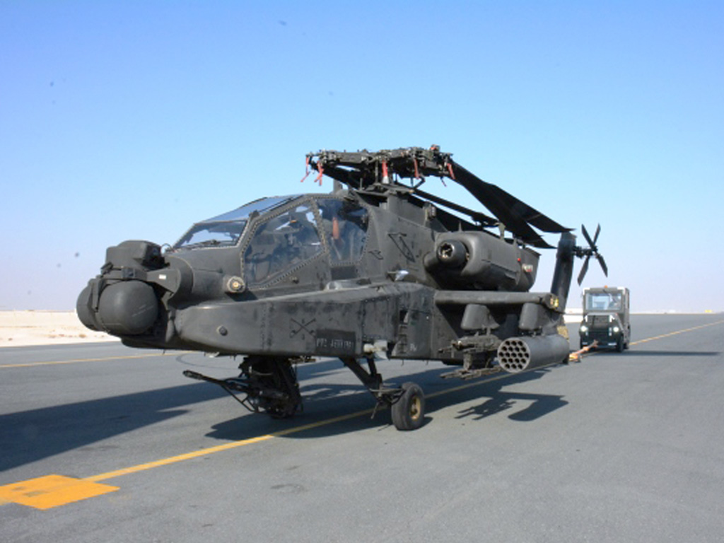 Trực thăng chiến đấu Apache của Mỹ chuẩn bị đưa đến Qatar, tháng 12.2015 - Ảnh: Không lực Mỹ