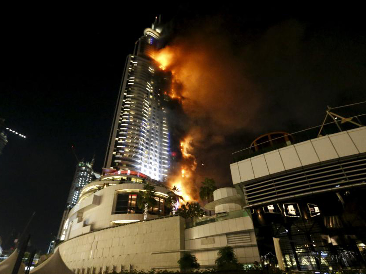 Hoả hoạn bùng phát từ tầng thứ 20 của khách sạn Address Downtown cao 63 tầng ở Dubai ngay trước giờ giao thừa 2016 - Ảnh: Reuters