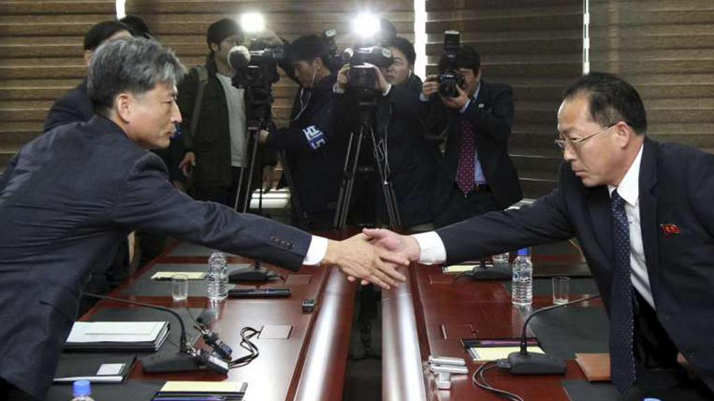 Đại diện hai miền Nam - Bắc Triều Tiên hội đàm tại KCN Kaesong, Triều Tiên ngày 11.12.2015 - Ảnh: Reuters