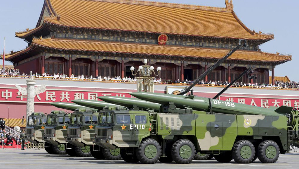 Tên lửa đạn đạo tầm gần DF-15B diễu qua Thiên An Môn trong lễ kỷ niệm 70 năm kết thúc Thế chiến II ở Bắc Kinh, Trung Quốc ngày 3.9.2015 - Ảnh: Reuters