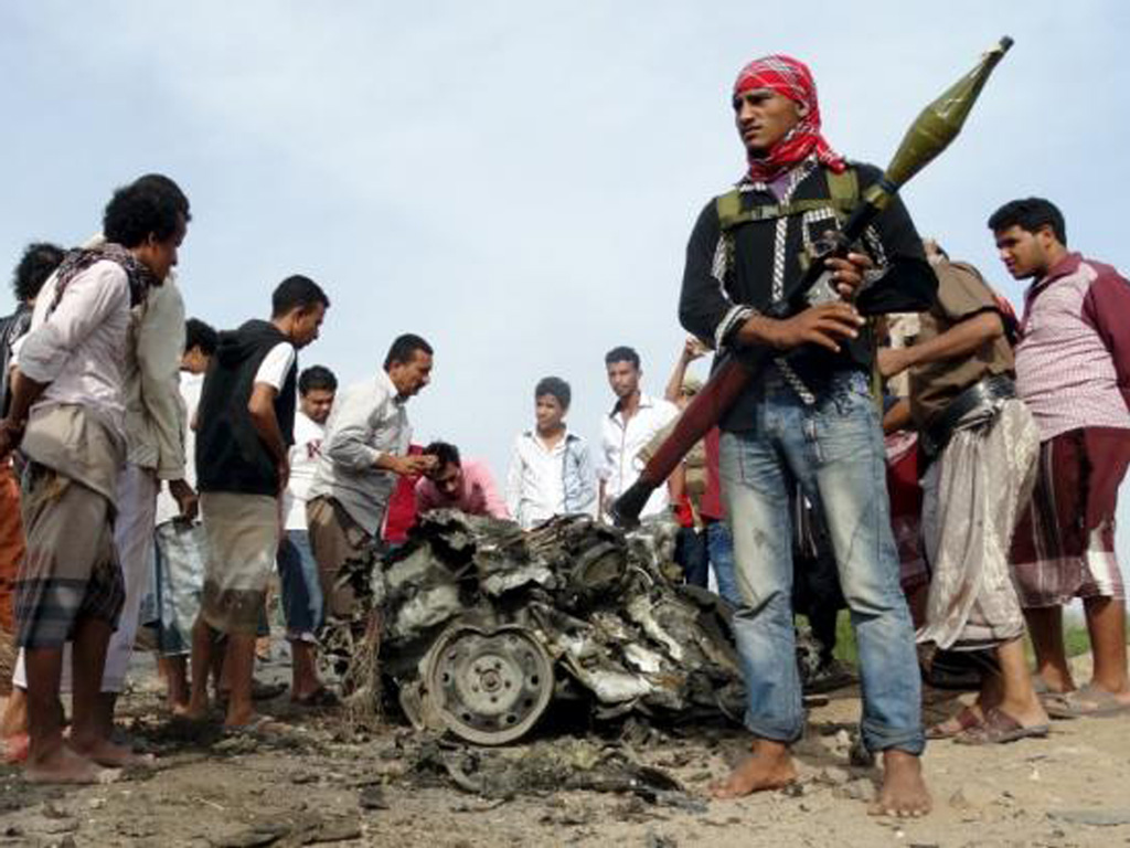 Một vụ đánh bom xe hơi tự sát xảy ra ở thành phố cảng Aden, phía nam Yemen ngày 5.1 - Ảnh: Reuters