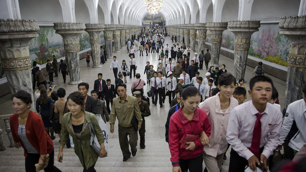 Người dân Triều Tiên tại một ga tàu điện ngầm ở Bình Nhưỡng ngày 9.10.2015 - Ảnh: Reuters