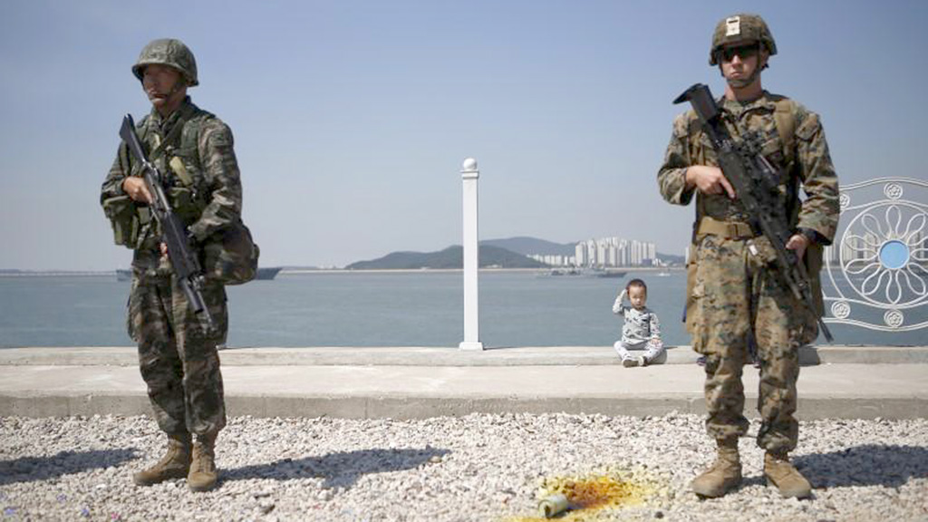 Ông Donald Trump đòi Hàn Quốc phải đóng góp tài chính nhiều hơn nữa cho lực lượng quân đội Mỹ đang trú đóng ở nước này - Ảnh: Reuters