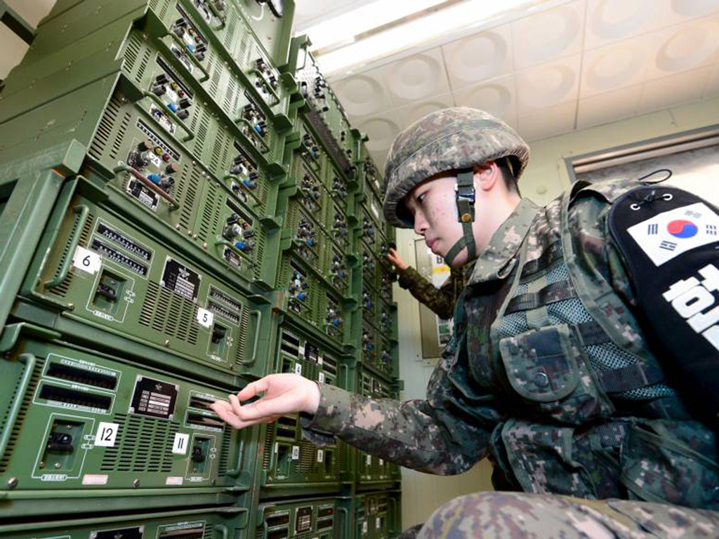 Một quân nhân Hàn Quốc chỉnh hệ thống loa phát thanh ở Yeoncheon, sát khu vực biên giới với Triều Tiên ngày 8.1 - Ảnh: Reuters