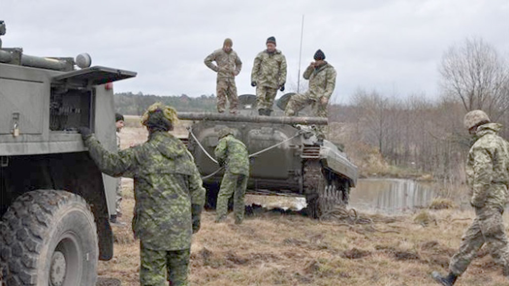 Lính Canada đang huấn luyện lính Ukraine tại Starychi, Ukraine tháng 11.2015, trong chương trình Unifier - Ảnh: Bộ Quốc phòng Canada