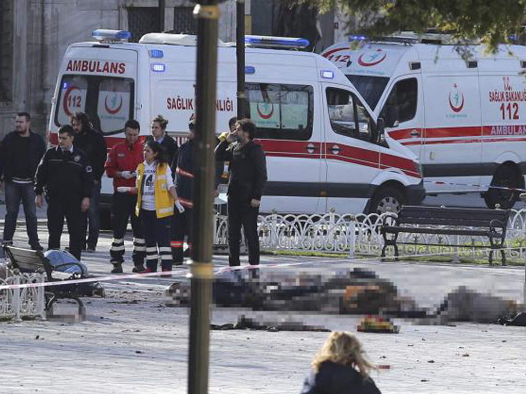 Hiện trường vụ nổ ở quảng trường Sultanahmet, trung tâm thành phố Istanbul của Thổ Nhĩ Kỳ làm ít nhất 10 người chết, ngày 12.1 - Ảnh: Reuters