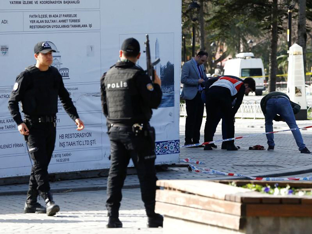 Cảnh sát phong tỏa hiện trường vụ nổ ở Istanbul ngày 12.1 - Ảnh: Reuters