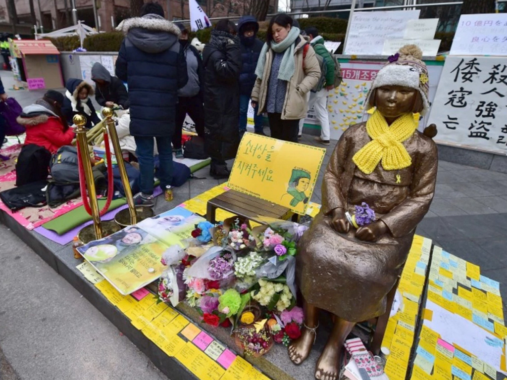 Sinh viên Hàn Quốc biểu tình ngày 6.1.2016 trước bức tượng tưởng niệm các nạn nhân bị ép buộc phục vụ tình dục cho lính Nhật, phản đối thỏa thuận giữa chính phủ Nhật và Hàn Quốc về vấn đề nô lệ tình dục của lính Nhật thời Thế chiến 2 - Ảnh: AFP