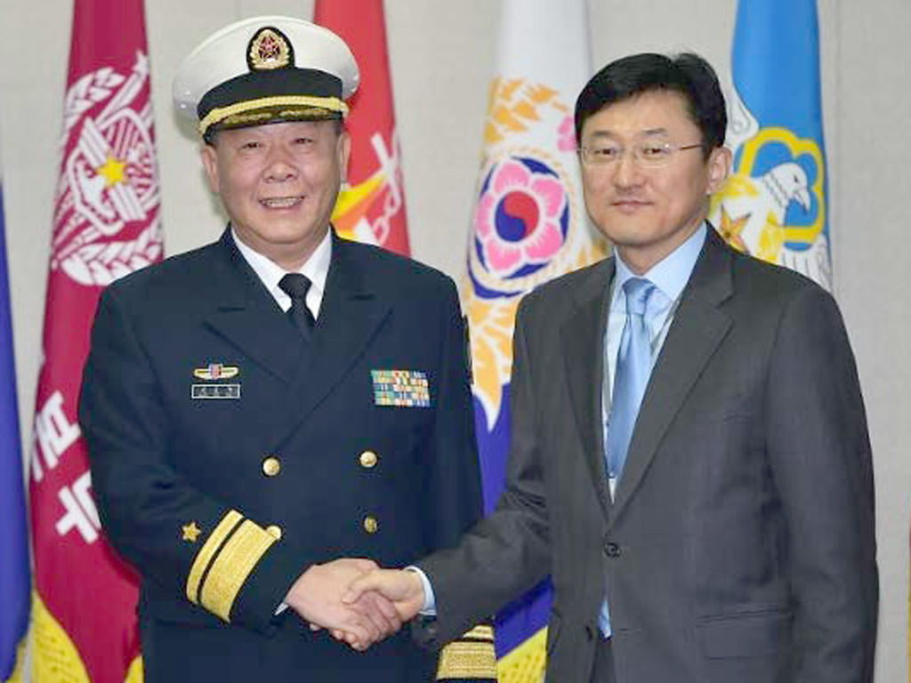 Phó đô đốc Guan Youfei (trái), Vụ trưởng Quan hệ quốc tế Bộ Quốc phòng TQ và ông Yoon Soon-Gu (phải), Vụ trưởng Chính sách quốc tế thuộc Bộ Quốc phòng Hàn Quốc trong buổi hội đàm ở Seoul ngày 15.1 - Ảnh: AFP