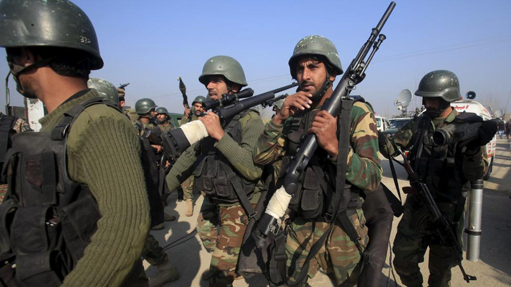 Đặc nhiệm quân đội được huy động đối phó khủng bố tấn công trường đại học Bacha Khan tại thành phố Charsadda thuộc tỉnh Khyber Pakhtunkhwa, Pakistan - Ảnh: Reuters