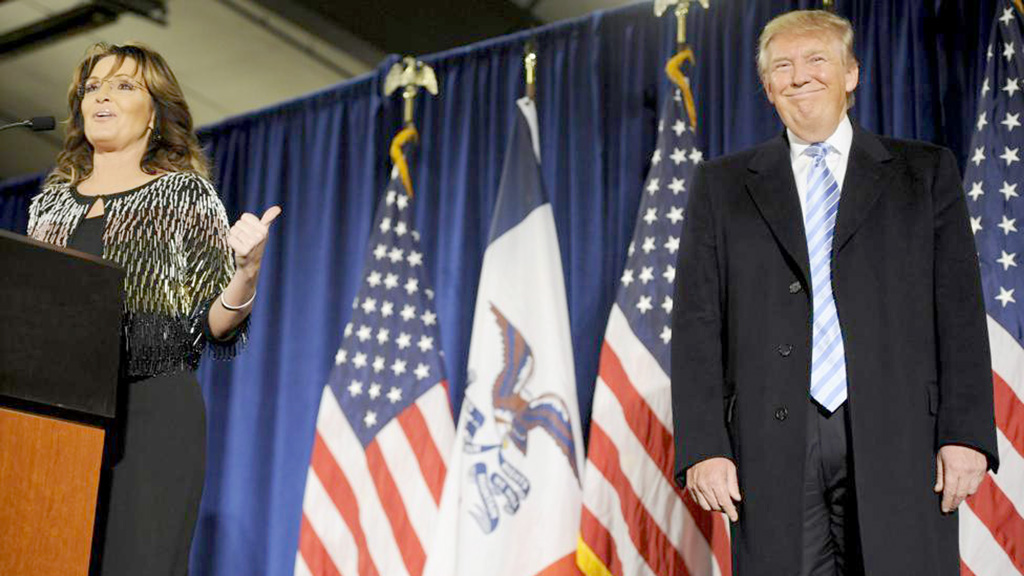 Bà Sarah Palin cam kết liên danh với ông Trump tại cuộc mít tinh vận động tranh cử ở bang Iowa, diễn ra tại đại học bang Iowa tối 19.1 - Ảnh: Reuters