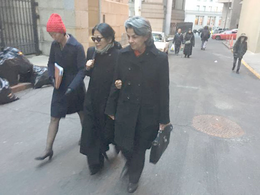 Bà Sheri Yan (giữa) cùng luật sư (phải) tại New York ngày 20.1.2016 - Ảnh: Reuters