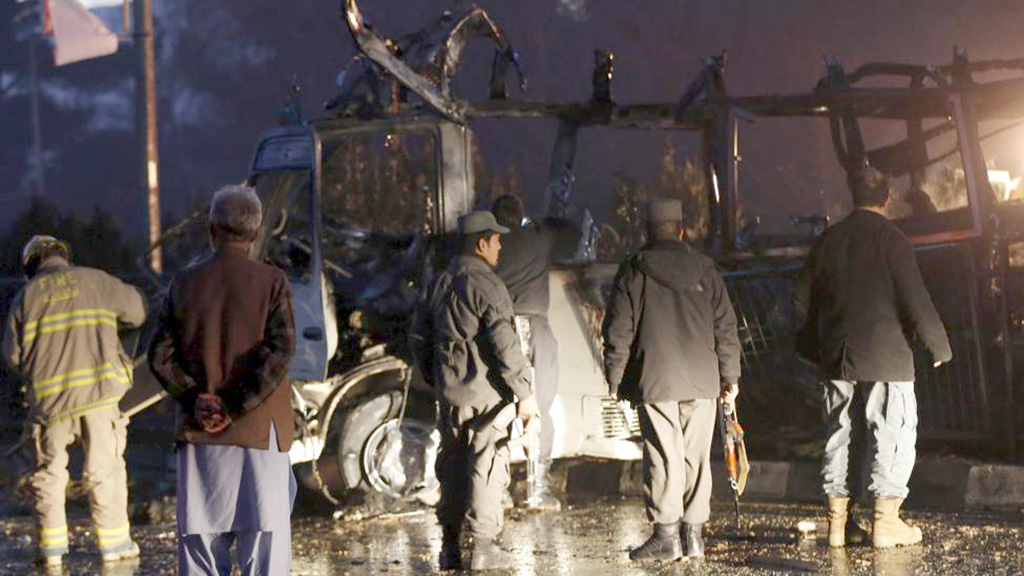 Xác xe buýt chở nhân viên đài TOLO sau khi bị đánh bom gần sứ quán Nga ở Kabul, Afghanistan chiều tối 20.1 - Ảnh: Reuters