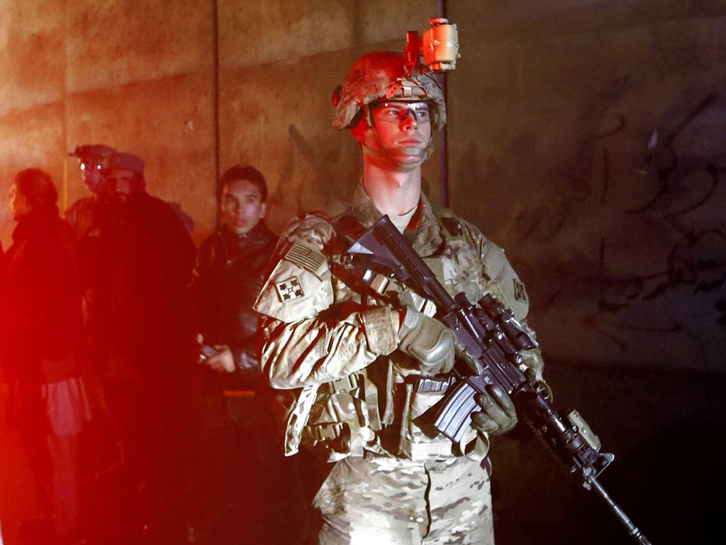 Liính Mỹ tại hiện trường một vụ đánh bom ở Kabul ngày 4.1.2016 - Ảnh: Reuters
