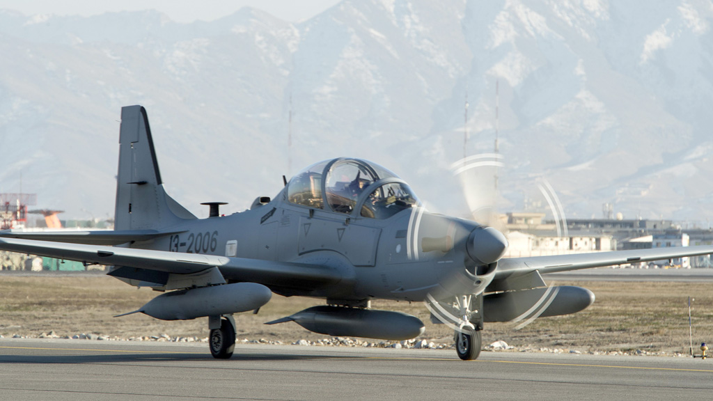 Máy bay cánh quạt chiến đấu A-29 Super Tucano mà Mỹ vừa chuyển giao cho Afghanistan tại sân bay Hamid Karzai, Afghanistan ngày 15.1.2016  - Ảnh: Không lực Mỹ