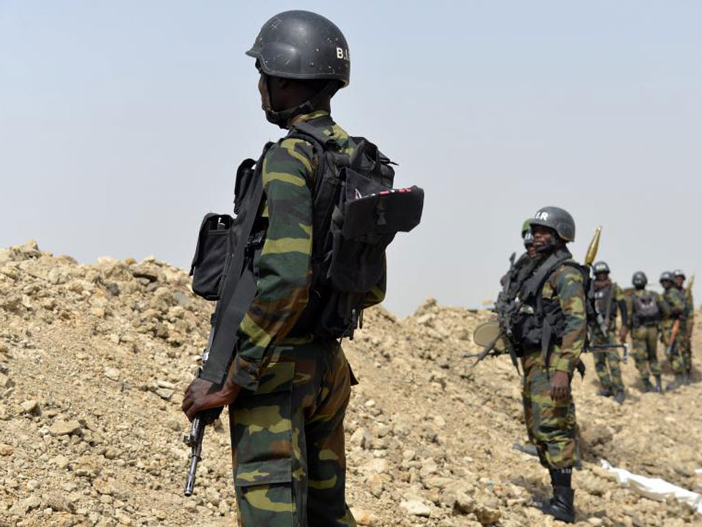 Lính Cameroon tuần tra tại thị trấn Fotokol gần biên giới Nigeria ngày 17.2.2015 - Ảnh: AFP