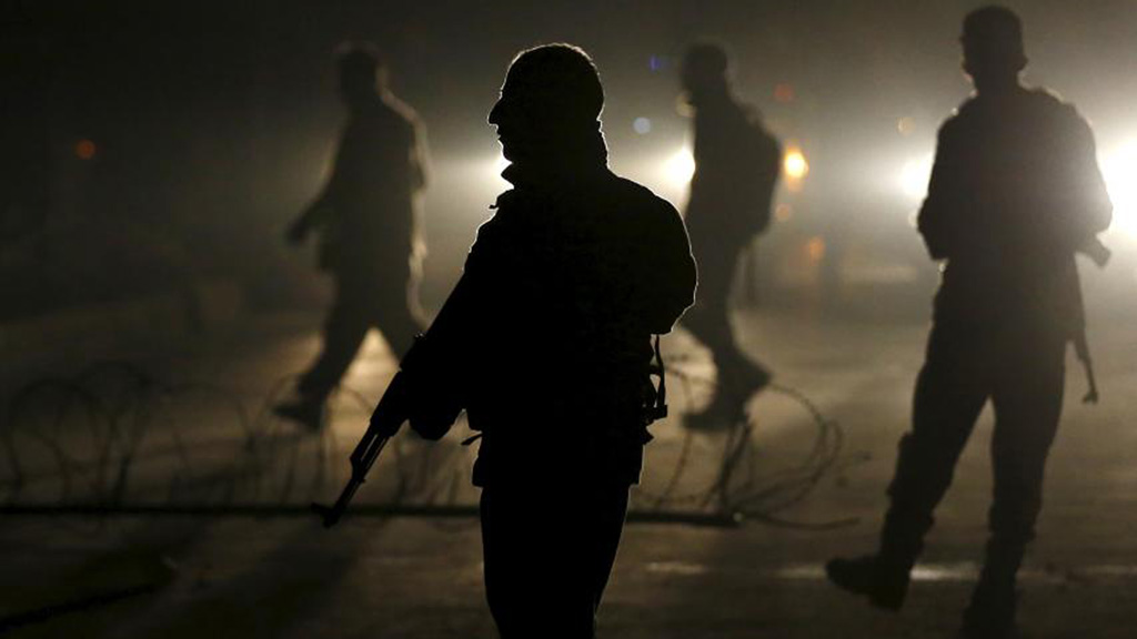 Cảnh sát Afghanistan tại một địa điểm xảy ra vụ nổ bom gần Sứ quán Nga ở Kabul hôm 20.1.2016 - Ảnh: Reuters