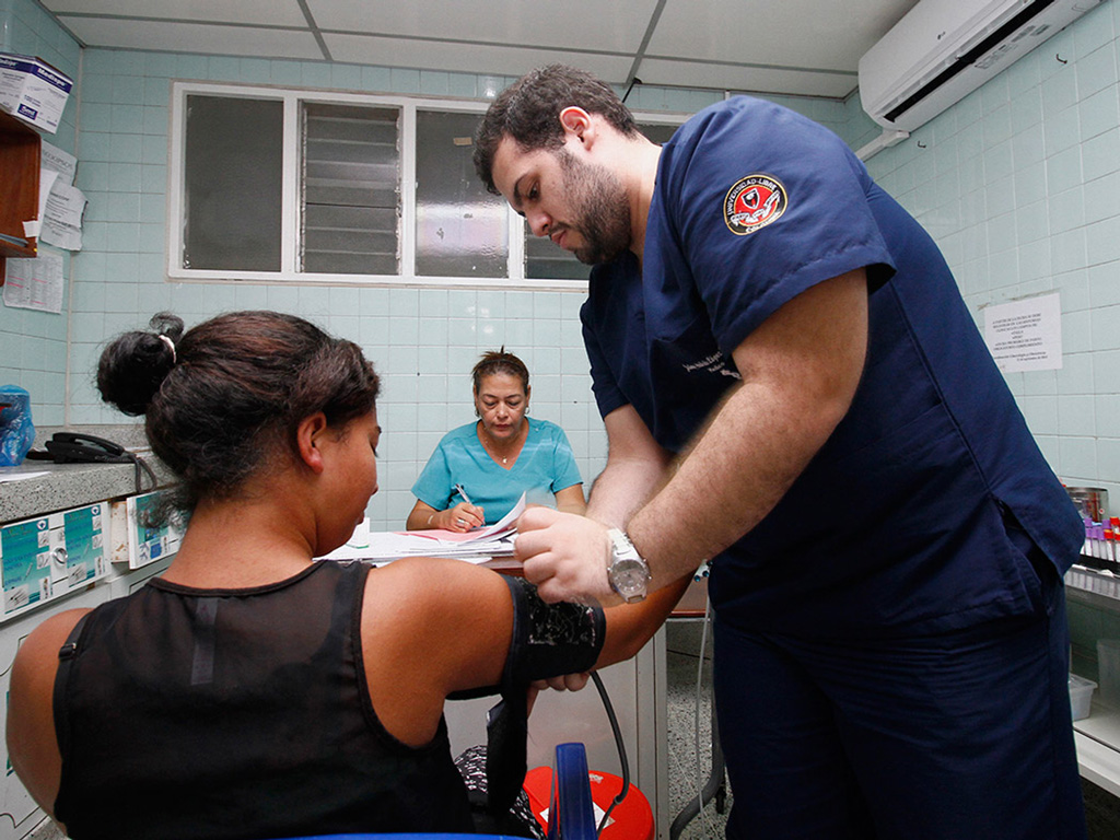 Một phụ nữ mang thai chẩn đoán nhiễm virus Zika ở bệnh viện đại học Erasmo Meoz tại Cucuta, Colombia - Ảnh: AFP