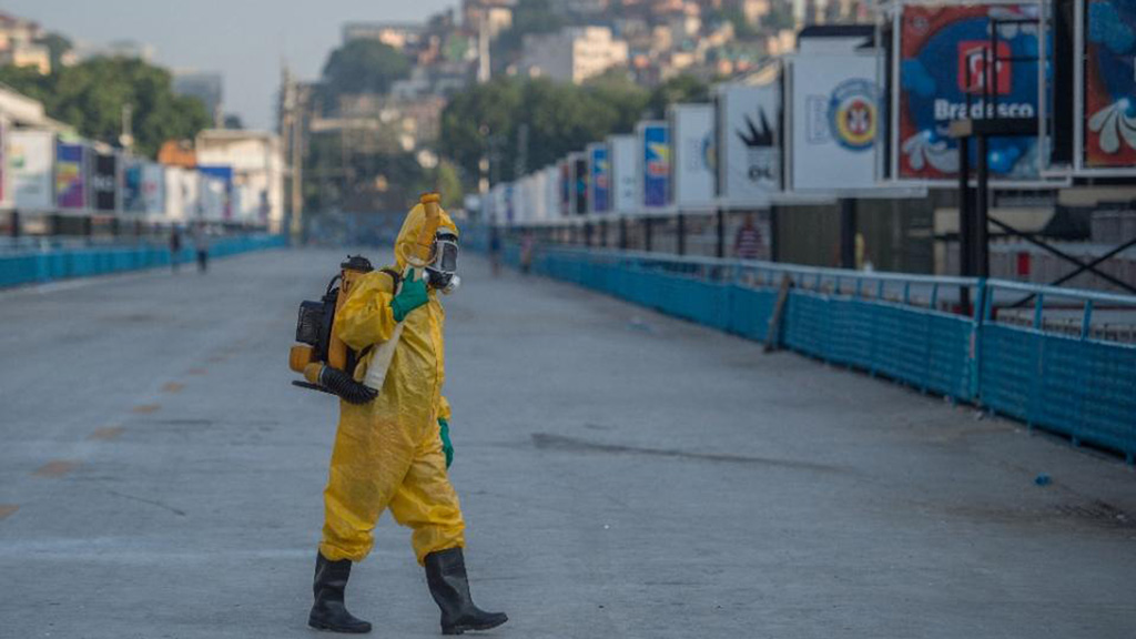 Nhân viên y tế phun thuốc diệt muỗi chống dịch Zika ở Rio de Janeiro, Brazil ngày 26.1.2016 - Ảnh: AFP
